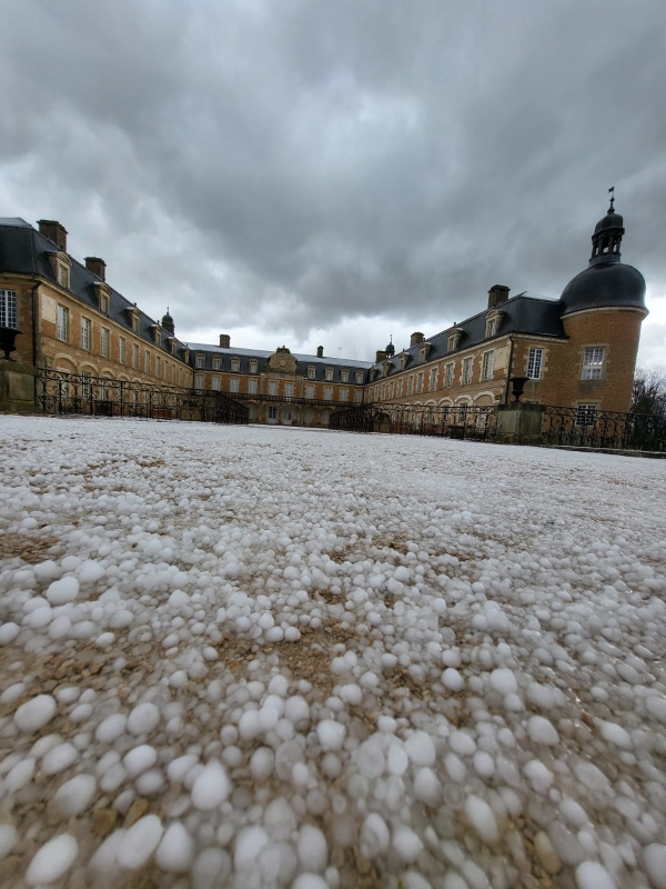 Sacrée averse de grêle à Pierre de Bresse 