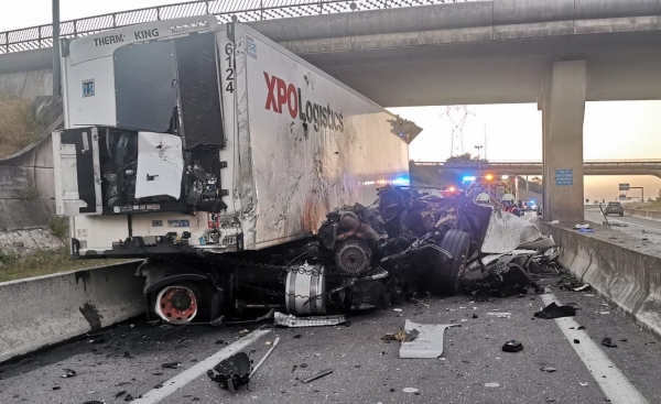 Un blessé grave dans un poids-lourd accidenté, sous le pont de la Rocade à Dijon 