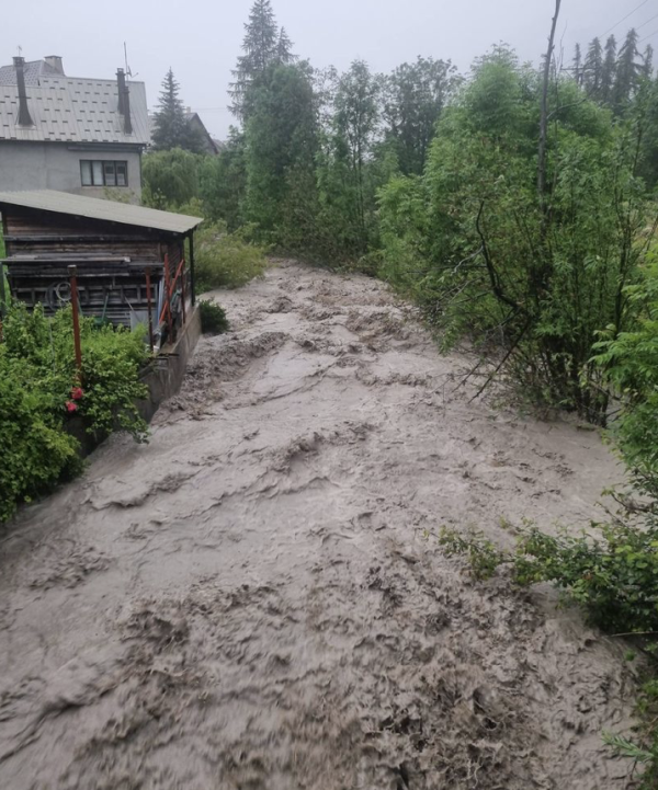 Un torrent emporte un pont dans l'Oisans : une centaine de personnes isolées, le col du Lautaret coupé, des campings évacués