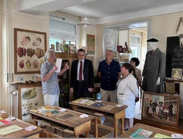 Le sous-préfet de Chalon-sur-Saône en visite au Musée de l’Ecole en Chalonnais