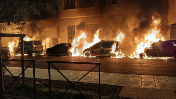 Quatre voitures de police incendiées devant un commissariat dans la nuit 