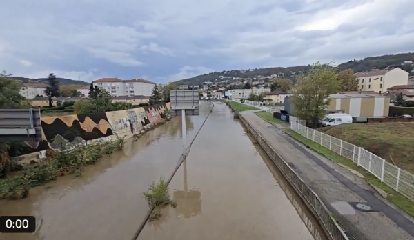 A Givors, l'autoroute transformée en un immense fleuve 