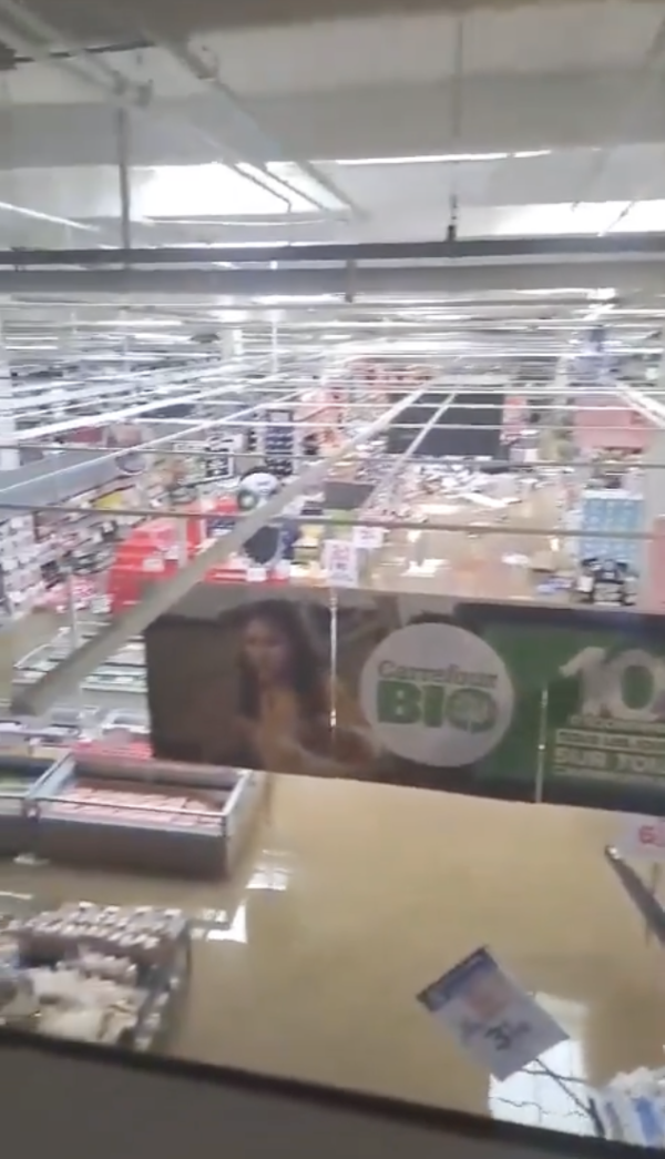 Scène surréaliste dans le Carrefour de Givors 