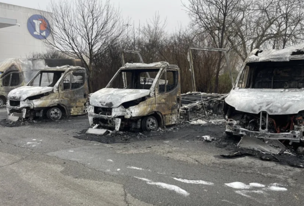 NUIT DE VIOLENCES A MACON - 3 bâtiments publics endommagés, 7 véhicules incendiés, une pelleteuse brûlée... 