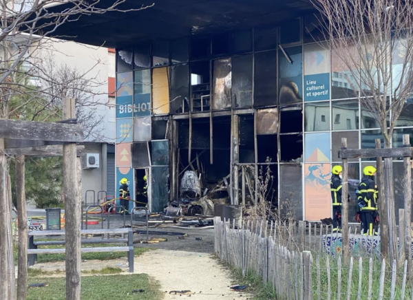 Une voiture-bélier fonce sur une bibliothèque à Grenoble : le bâtiment de 1000 mètres carrés incendié