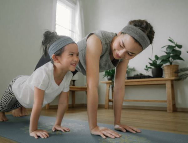 Pendant les vacances, découvrez le yoga adultes-enfants pour les 5-10 ans