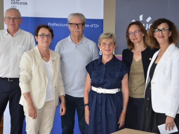 Signature de l’acte de transfert de propriété de l’ancienne base aérienne 102 Dijon-Longvic 