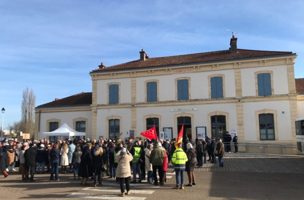 400 personnes mobilisées à la gare d'Avallon pour sauver les lignes de train du Morvan : "un gros ras-le-bol des voyageurs"