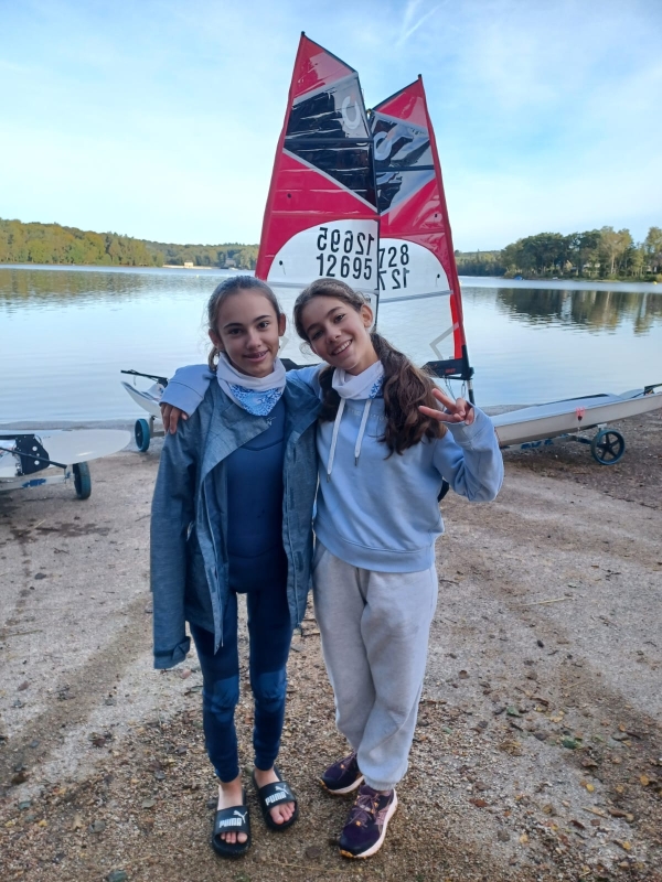 Les couleurs du Yacht Club Chalonnais ont flotté sur le lac des Settons 