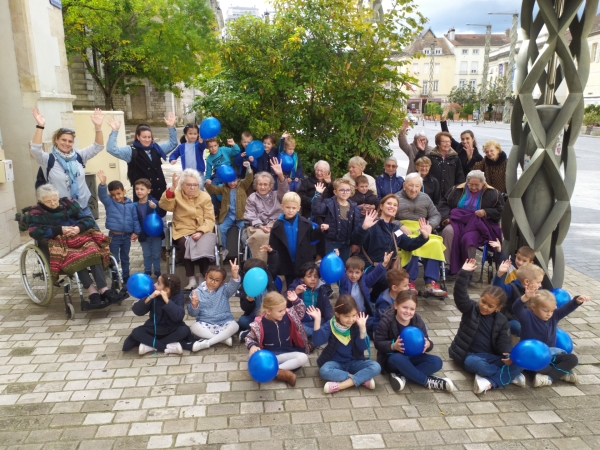 Jolie marche bleue pour les résidents de Korian Chalon et les élèves du Devoir 