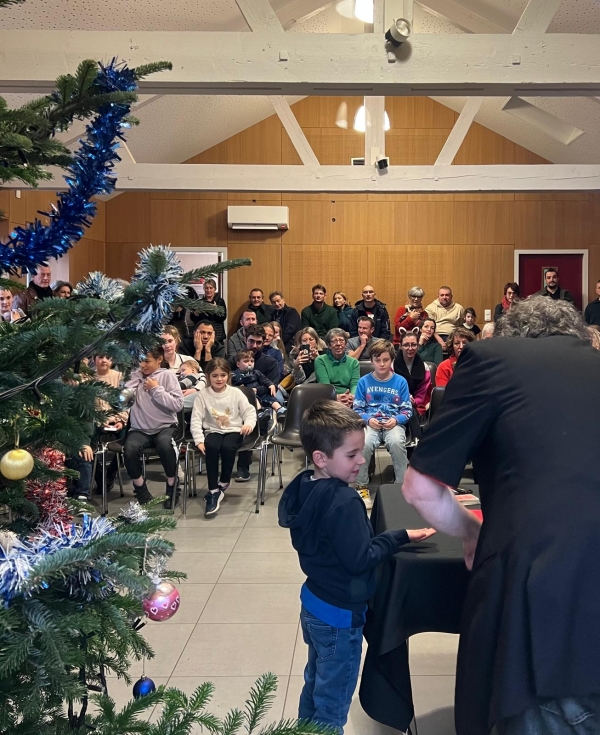 Salle pleine pour accueillir le Père Noël à Saint-Ambreuil 