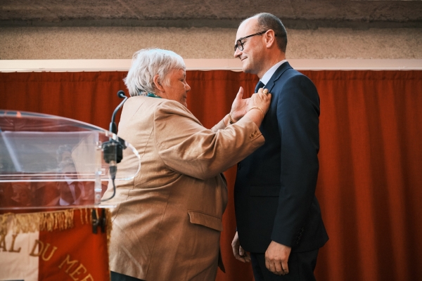 Jacqueline Gourault honore Sébastien Martin de la médaille nationale du mérite 