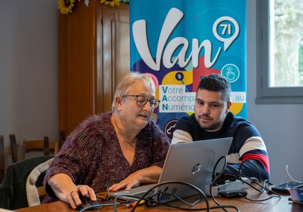 Van71, le service d’accompagnement numérique  du Département de Saône-et-Loire repart en tournée