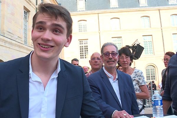 Bain de foule et séance de dédicaces : Alphonse, le vainqueur de The Voice, accueilli en héros à la mairie de Dijon