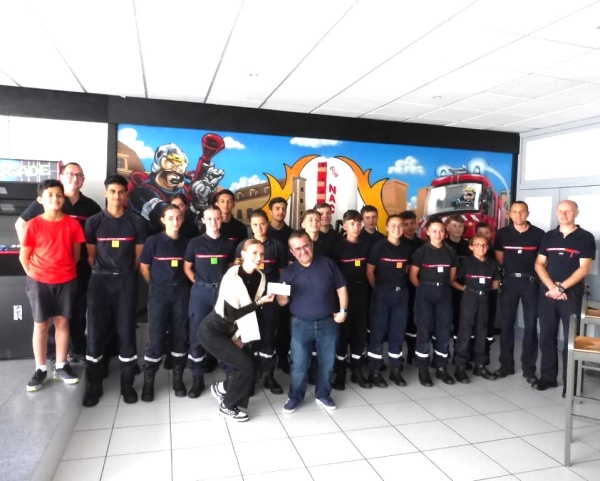 La section des Jeunes Sapeurs-Pompiers de Chalon remet un chèque de 1 300 € à l’association « Un avion, Un enfant, Un rêve » 