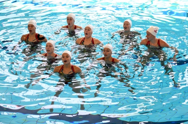 JO PARIS - L'équipe canadienne de natation artistique s'entraîne à Montceau les Mines 