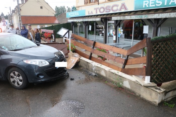 Il perd le contrôle de sa voiture et défonce la terrasse d'une pizzeria à Autun