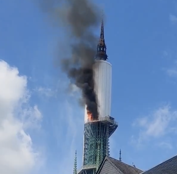 Un incendie en cours à la cathédrale de Rouen, la flèche en feu