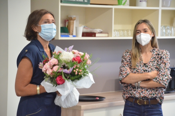 Le joli geste adressé à Sandrine Gonzalez, Directrice de la Résidence Seniors de l'OPAC