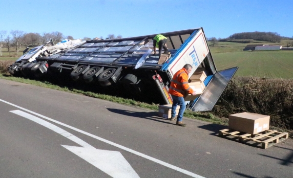 Un poids-lourd termine sa course au fossé à Etang sur Arroux