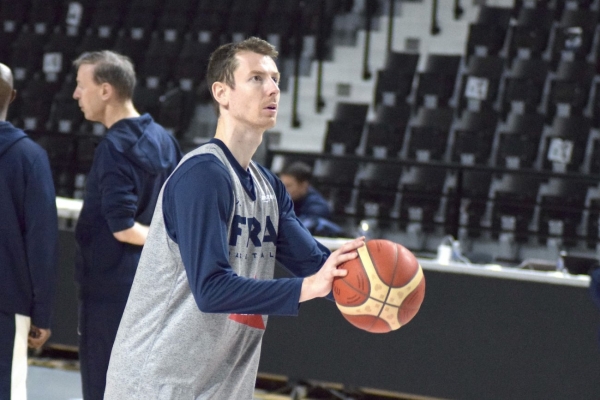 L’équipe de France de basket  prend ses marques au palais des sports de Dijon