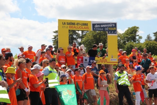 TOUR DE FRANCE - Ambiance de fête pour le passage du tour en Saône et Loire 