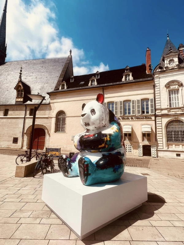 Un panda géant a pris place à Beaune 