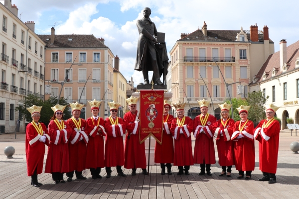 La photographie officielle de la Confrérie Royale Gôniotique au complet pour la saison à venir  