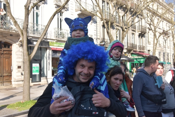 Les enfants et les parents participent activement au carnaval !  (2ème dimanche suite)