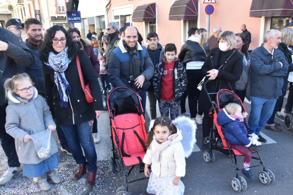 Les enfants et les parents déguisés ou non participent activement au carnaval 2