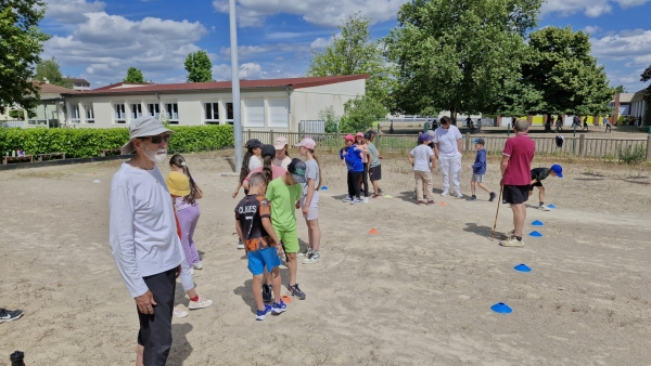 L’Amicale Boules invite l’école Berlioz à découvrir son sport