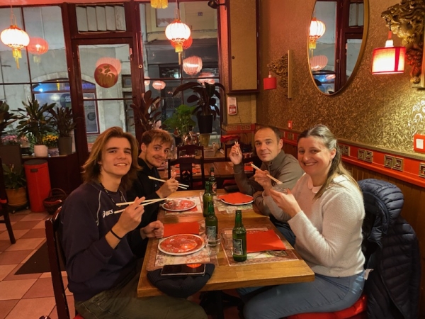 Photo du jour : Fêter ses 18 ans en étant mené à la baguette