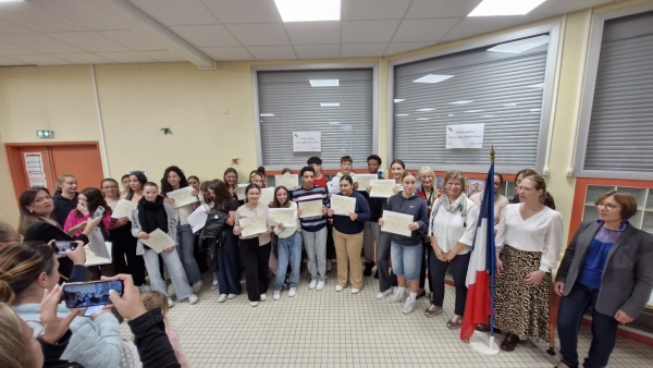 Devenus lycéens ils reçoivent solennellement leur Diplôme National du Brevet ou le Certificat de Formation Générale au collège Louis Aragon.