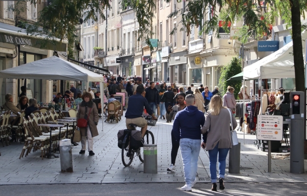 Il y avait affluence ce matin dans la rue piétonne à l’occasion de la Braderie des Commerçants