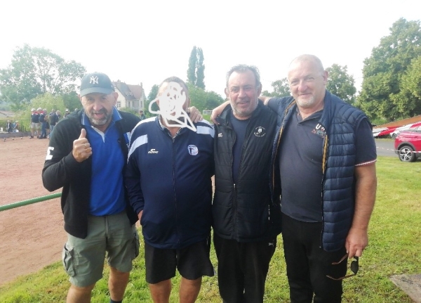 Boules Lyonnaises : Les ‘Barbarians Chalonnais’ terminent dans le top 7 du concours vétérans  très relevé de Saint Christophe en Brionnais. 