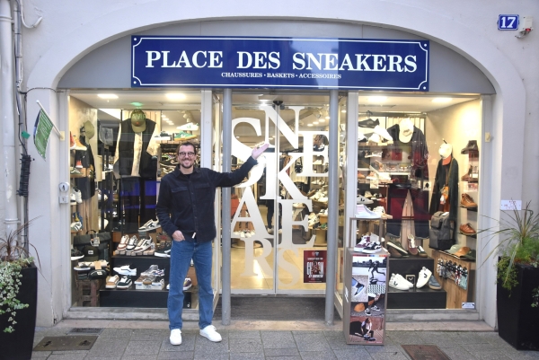 ‘PLACE DES SNEAKERS’, le magasin qui chausse et habille toute la famille !