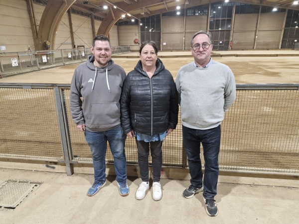 La triplette mixte Badey  des Charreaux remporte le concours de boules lyonnaises organisé par le club de Chatenoy-le-Royal