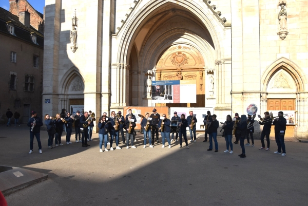 La fanfare ‘Delirium Tremens Band (Belgique)’ était en représentation place Saint Vincent  ce samedi 