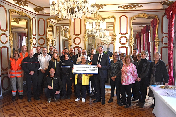 Remise de dons à l’A.F.M Téléthon suite à l’opération pilotée par la Police Municipale de Chalon-sur-Saône ‘Ils Pédalent ... Nous pédalons pour le Téléthon’