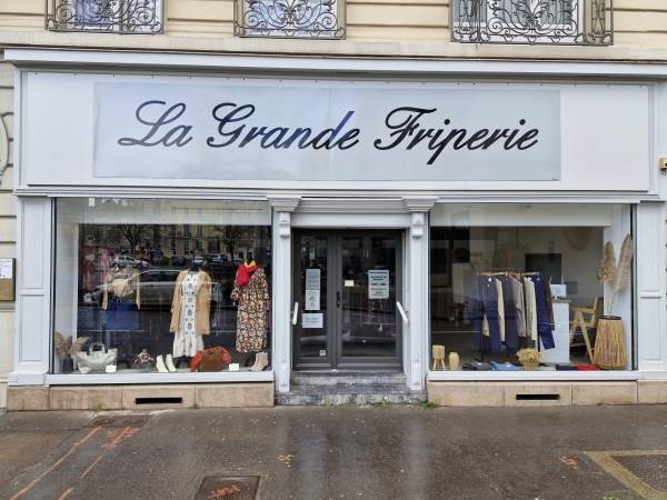 Nouveau commerce à Chalon-sur-Saône : La Friperie, venez découvrir des vêtements hommes femmes et enfants de très bonne qualité. 