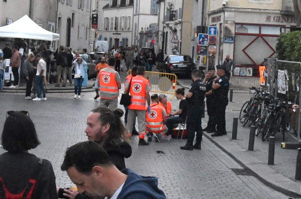 En cas de défaillance physique sur le festival Chalon dans la Rue, on peut toujours compter sur la Croix Rouge et la Police Municipale pour vous venir en aide 