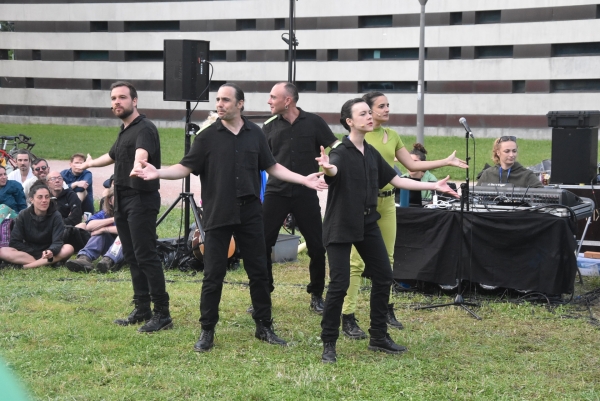 Chalon dans la Rue : spectacle ‘Le Thyase’ quand la mythologie vous est expliquée par des croyances ordinaires