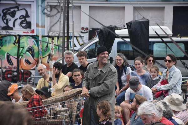 Festival Chalon dans la Rue : la Compagnie Les Barbus a présenté son spectacle ‘Hamlet Crazy Road’  