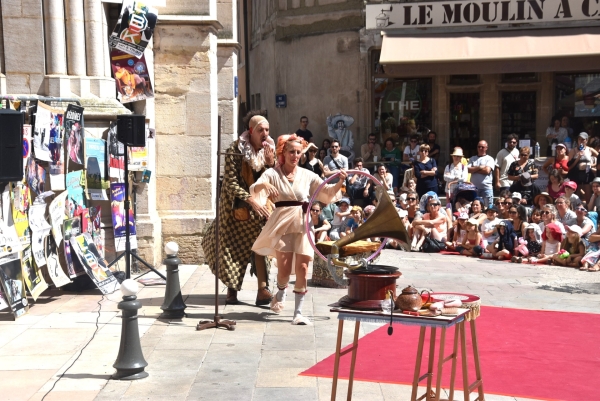 Le duo Clap Clap Circo a présenté son show comique ‘Borska’ Hula hoop Comedy