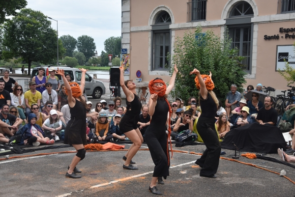 Festival Chalon dans le Rue : Spectacle Sale Gamine (Compagnie), venez participer à une psychanalyse publique collective pour vous déculpabiliser