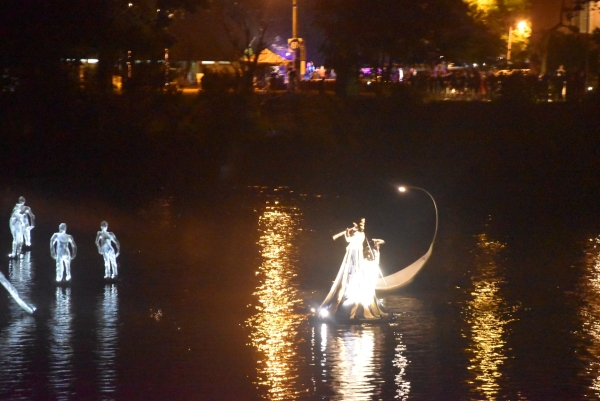 Chalon dans la rue : ‘Dérives’ de la compagnie Ilotopie, un spectacle féérique  sur la Saône