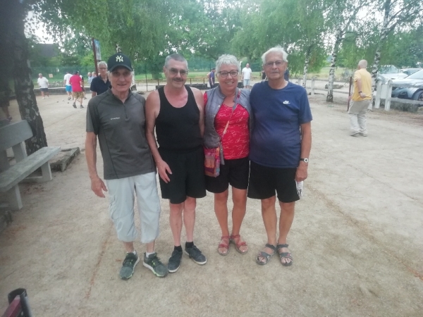 La quadrette Roger Gautheron, Alain Balmes, Alain Montoiret et Marie-Thérèse Bertheau remporte le concours quadrette vétérans de boules lyonnaises de la fête patronale de Crissey. 