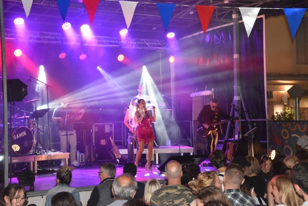 Ambiance de feu à l’occasion du grand bal populaire, Place de la Mairie de Chalon-sur-Saône, avec le groupe ‘Alive Orchestra’ 