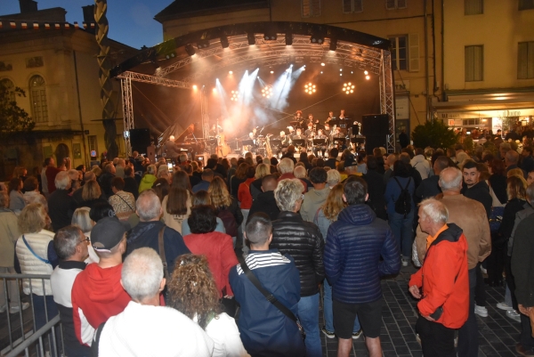 80ème anniversaire de la libération de Chalon-sur-Saône: Le concert de l’orchestre du Big Band Chalon-Bourgogne enflamme la Place de l'Hôtel de Ville