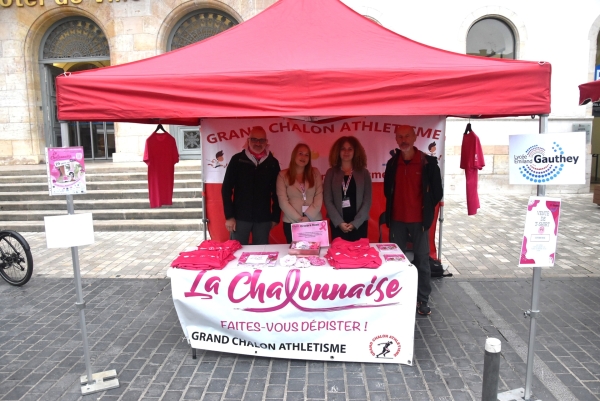 Le stand de la course ‘La Chalonnaise’ (départ dimanche 29 septembre à 10 heures) était présent sur le marché Place de l’Hôtel de Ville